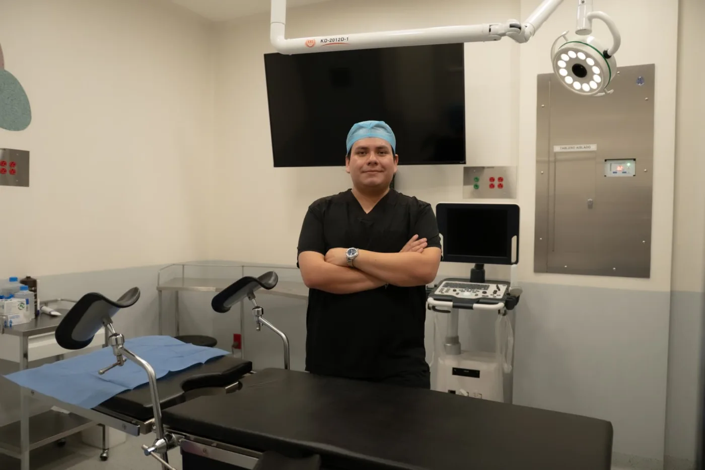 Dr. Ángel Zistecatl Meza en área de cirugía ginecológica