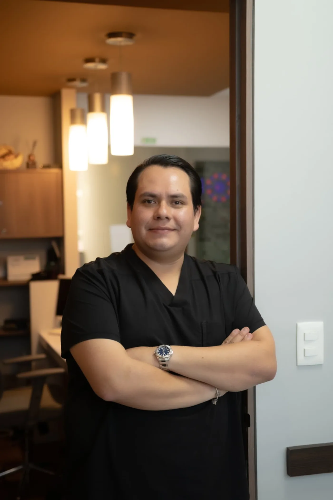 Dr. Ángel Zistecatl Meza en la entrada de su consultorio