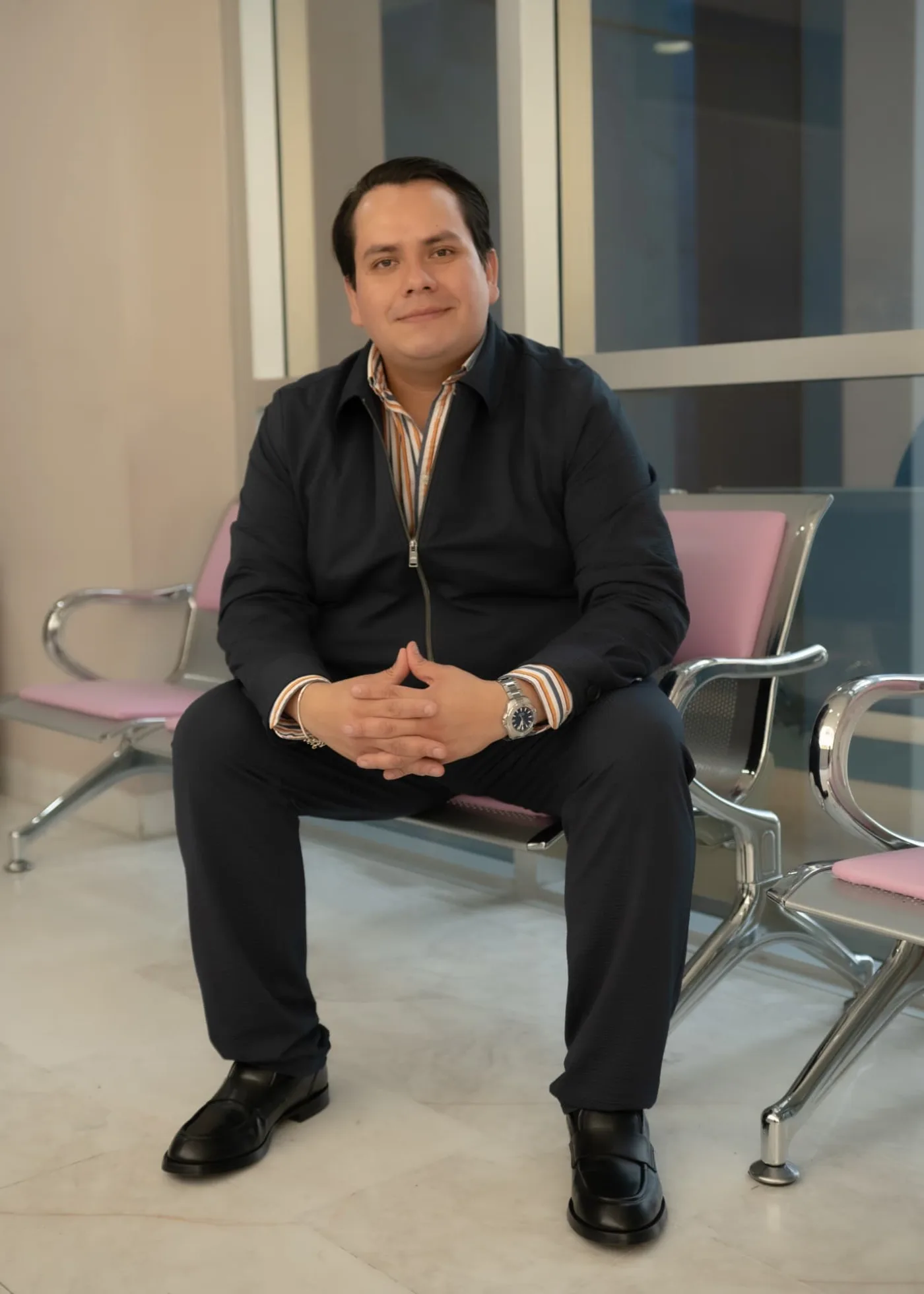 Dr. Ángel Zistecatl Meza en la sala de espera del consultorio