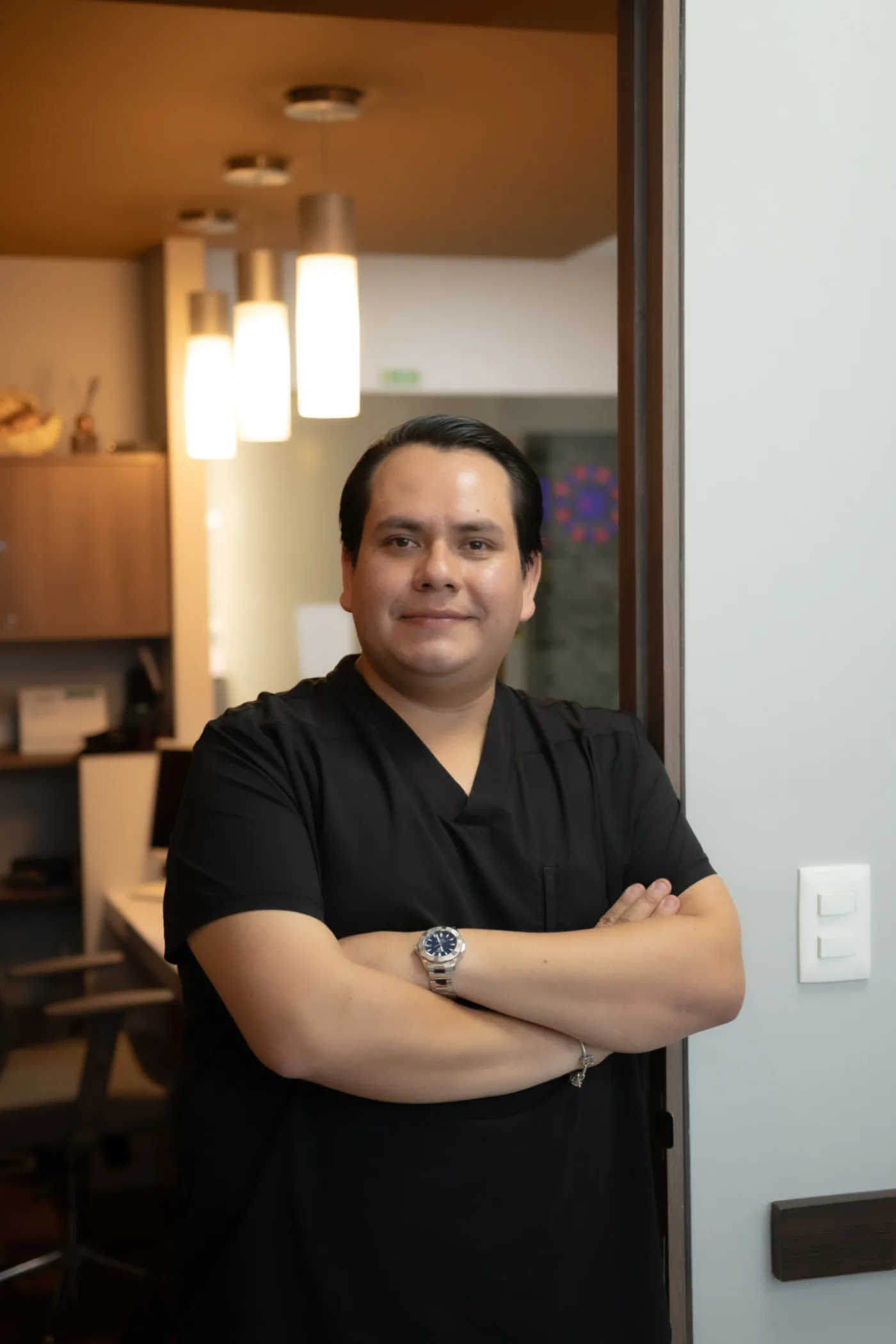 Retrato profesional del Dr. Ángel Zistecatl Meza en su consultorio