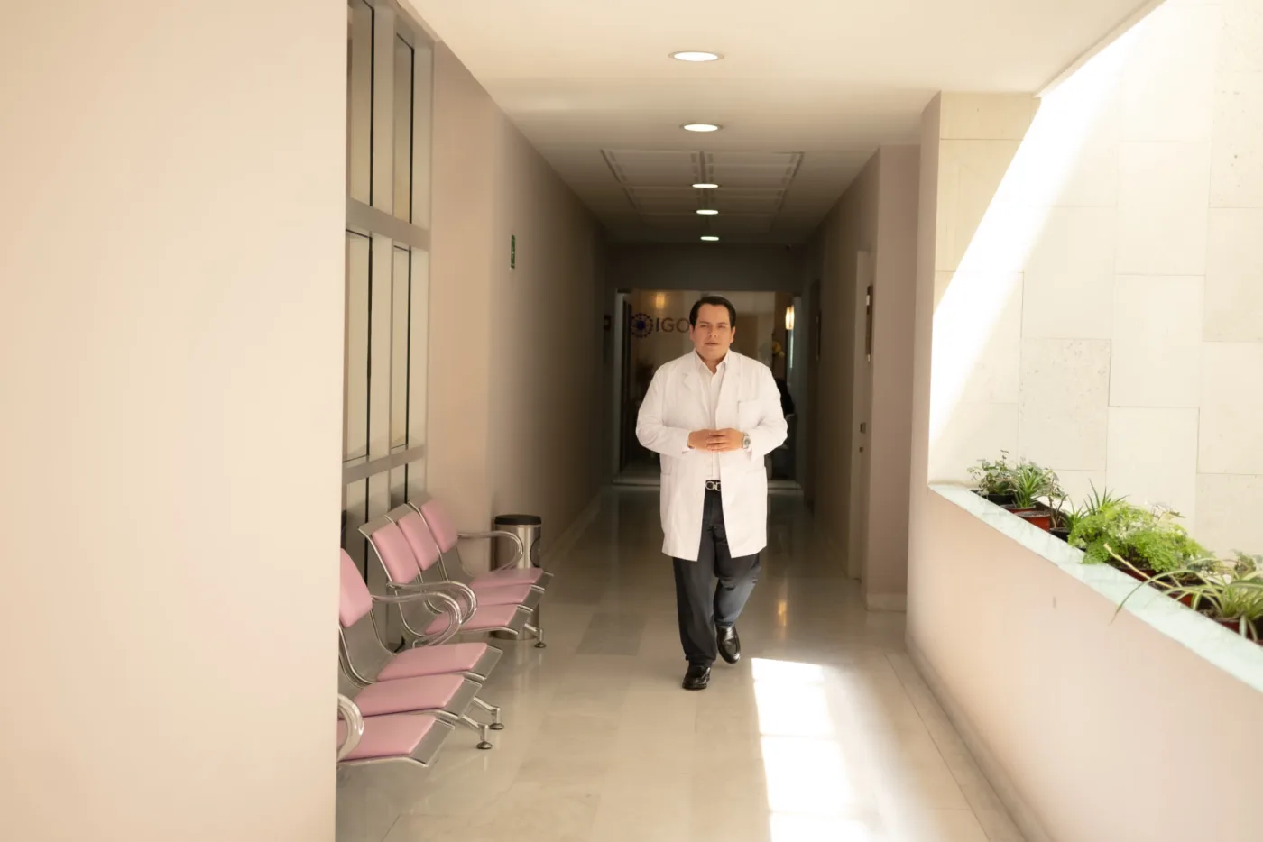 Pasillo de acceso a los consultorios donde atiende el Dr. Ángel Zistecatl Meza
