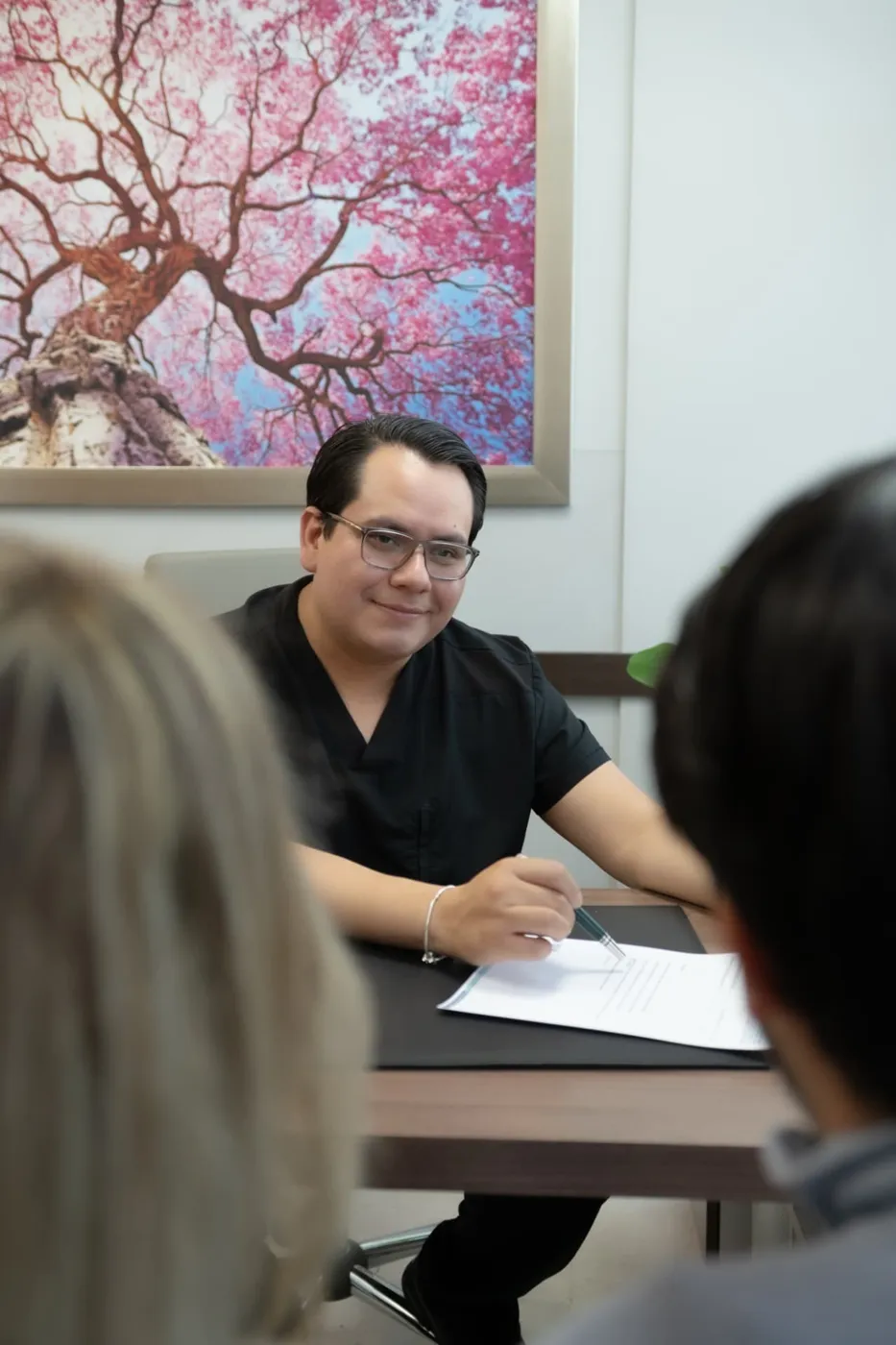 Dr. Ángel Zistecatl Meza durante una consulta ginecológica en su consultorio
